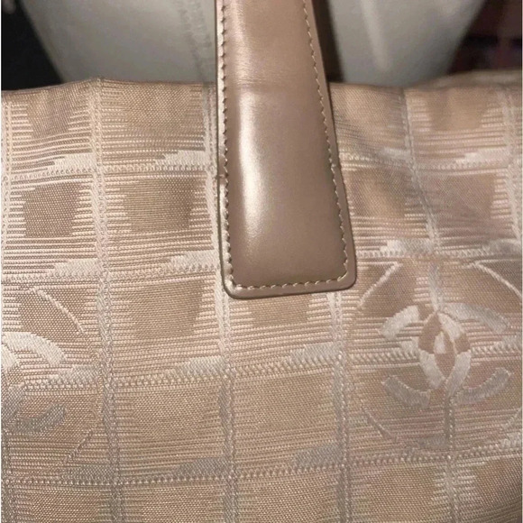 CHANEL
MEDIUM Travel Ligne Tote - Picture 2 of 16